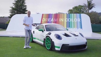 Andreas Preuninger und Kjell Gruner präsentieren die Displayeinheit Porsche GT3 RS
