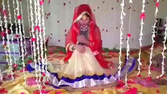 তুমি দিও না গো বাসর ঘরের বাত্তি নিবা । मुझे मत दो, लिविंग रूम में लाइट बंद कर दो । Don't give it to me, turn off the lights in the living room