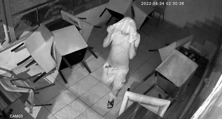 Avcılar’da börekçiden bilgisayar çalan şüpheli kamerada