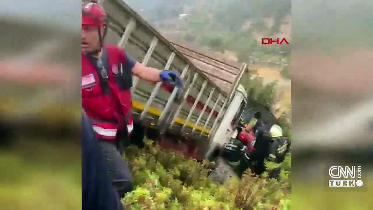 Tatlıses, tekerlekli sandalye ile konser verdi