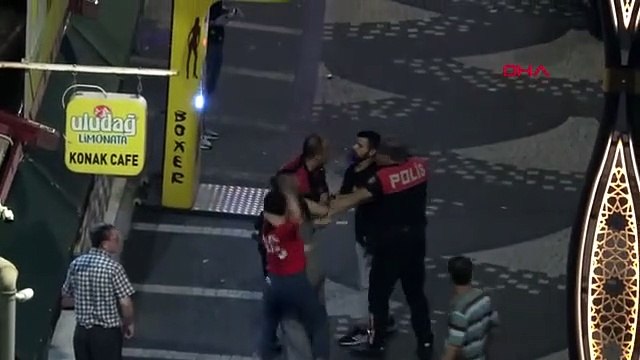 Kıskançlık krizine giren kadınlar ortalığı birbirine kattı! Polis zor anlar yaşadı