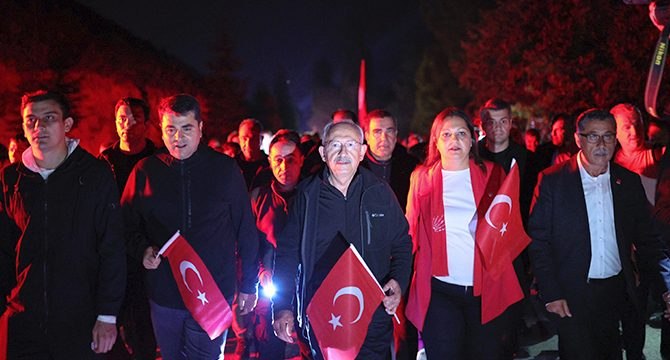 Kılıçdaroğlu ile Uysal, ‘Zafer Yürüyüşü’ne katıldı