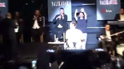 Kaza geçiren İbrahim Tatlıses, tekerlekli sandalye ile sahneye çıkıp konser verdi