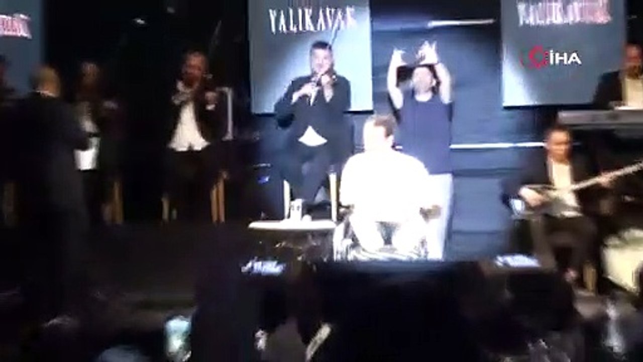 Kaza geçiren İbrahim Tatlıses, tekerlekli sandalye ile sahneye çıkıp konser verdi