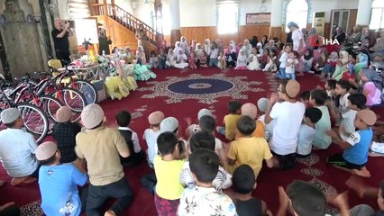 Çocuklara camiyi sevdirmek için 22 yıldır yapıyor! Altınlar, bisikletler, oyuncaklar…