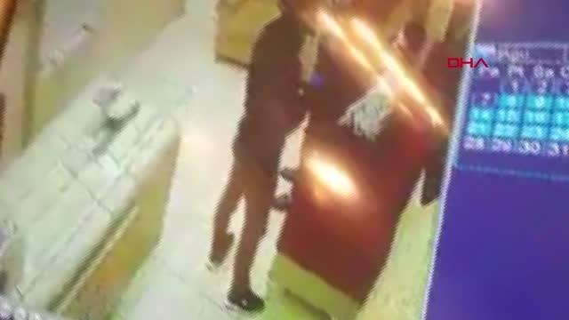 Son dakika haberleri... İSTANBUL-GAZİOSMANPAŞA'DAKİ KUYUMCU SOYGUNU KAMERADA