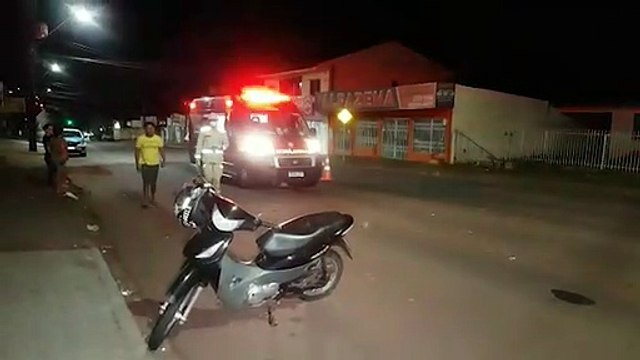 Condutora de Honda Biz sofre queda e é atendida pelo Siate, no Bairro Periolo
