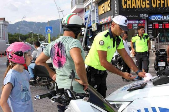 Muğla haber... Marmaris'te kask takmayanlara 2 saat içinde 100 bin lira ceza kesildi
