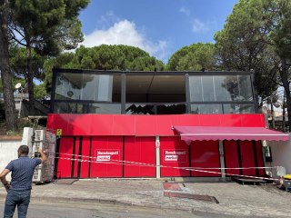 Üsküdar'da bir iş yerinin ikinci katının zemininin çökmesi sonucu 1 kişi yaralandı