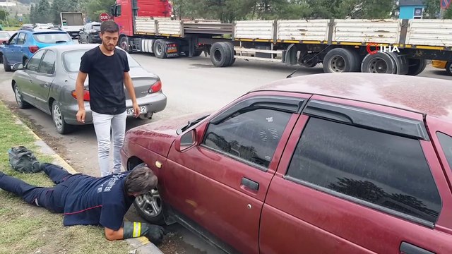 Günlerdir park halinde olan otomobilin motoruna giren yavru kedi kurtarıldı