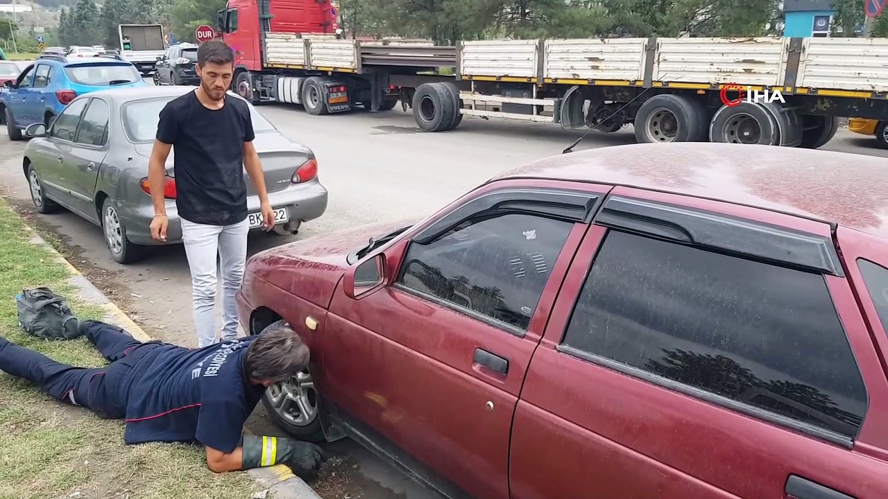 Günlerdir park halinde olan otomobilin motoruna giren yavru kedi kurtarıldı