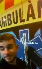 Se sube a la parte de atrás de una ambulancia en servicio de urgencia