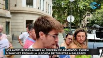 Los antituristas afines al Govern de Armengol exigen a Sánchez frenar la llegada de turistas a Baleares