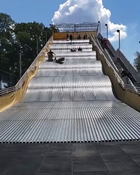 Un toboggan fermé dès le jour de son inauguration à cause de sa dangerosité