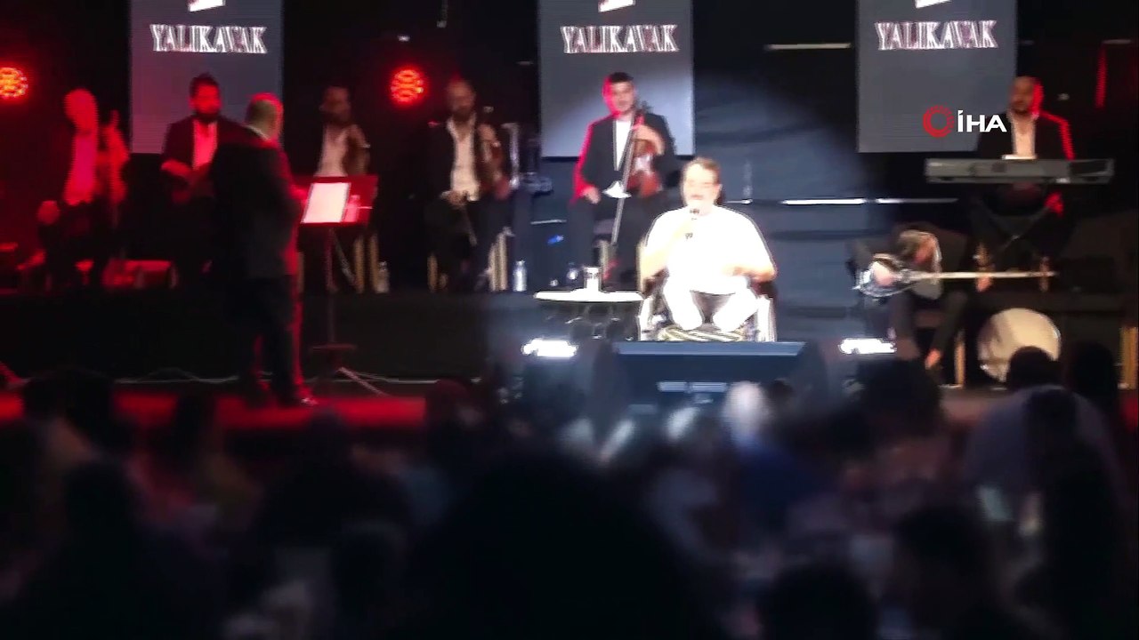 İbrahim Tatlıses kaza sonrası sargıyla konser verdi