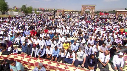 Malazgirt'te Cumhurbaşkanı Erdoğan ve Bahçeli yan yana namaz kıldı