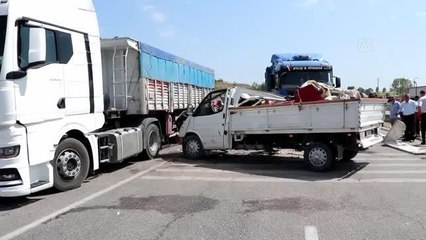 Emniyet şeridinde tıra çarpan kamyonetteki 2 kişi yaralandı