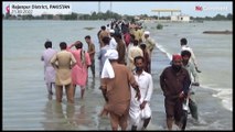 شاهد: مقتل أكثر من 800 شخص وتشرد الآلاف جراء الفيضانات في باكستان