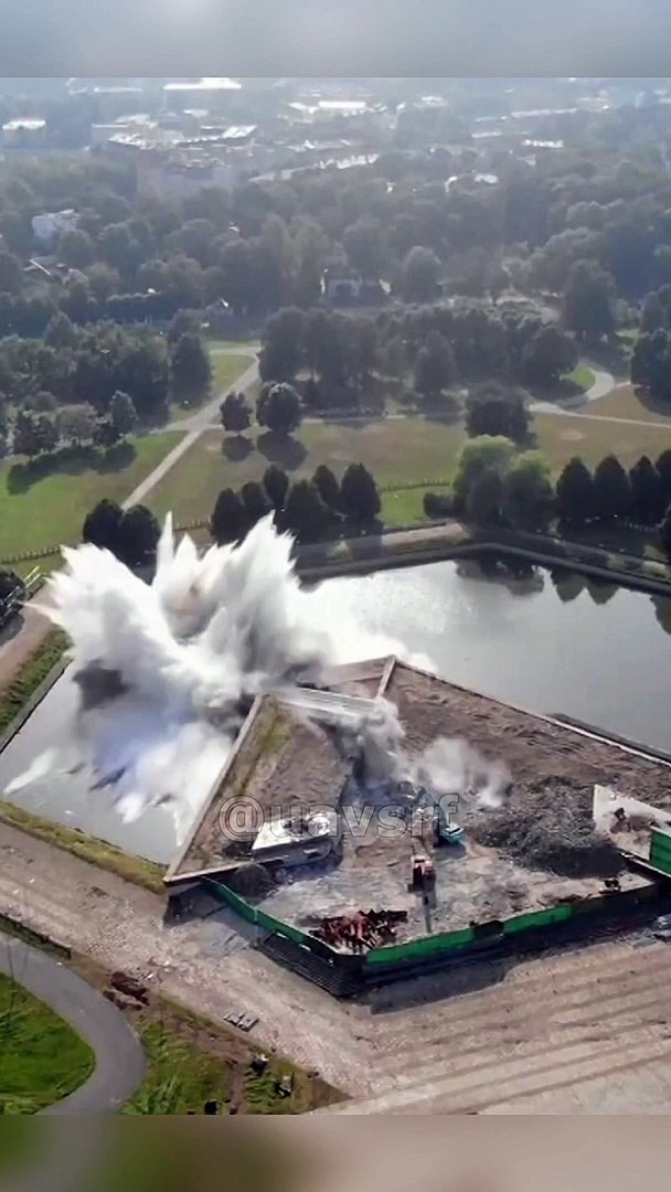 ⁣В Риге снесли 79-метровый памятник советским воинам | У Ризі знесли 79-метрову пам'ятку радянсь