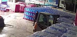 İşçinin, geri geri gelen forklift altında kaldığı anlar kamerada