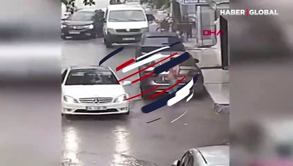 İzmir'de şaşkına çeviren görüntü: Sel suyunda şampuanla yıkandı