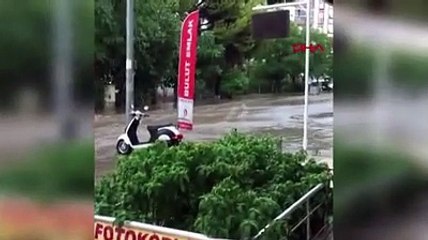 İzmir'de sağanak yağış etkili oldu