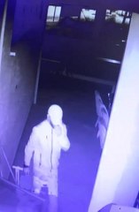 KAMERA AÇISINI DEĞİŞTİREN HIRSIZLIK ŞÜPHELİSİ, DİĞER KAMERADA