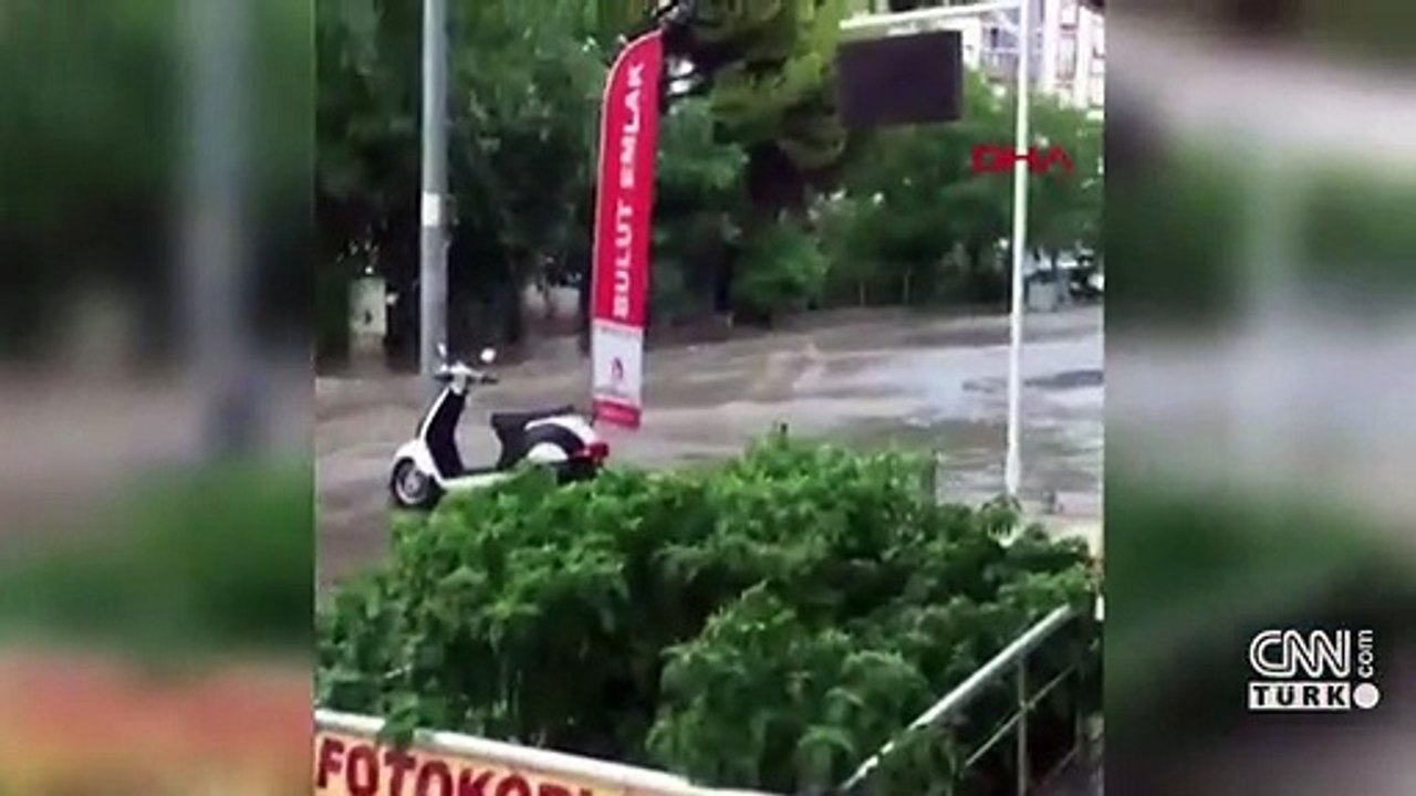 İzmir'de sağanak; dere taştı, yollar göle döndü