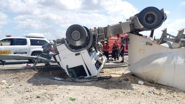 DEVRİLEN TIR'IN ŞOFÖRÜ, SIKIŞTIĞI YERDEN GÜÇLÜKLE ÇIKARILDI