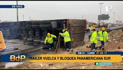 Tráiler vuelca y bloquea la Panamericana Sur en Lurín