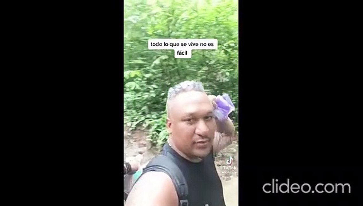 Venezolanos ayudan a una migrante cubana durante la travesía por Centroamérica