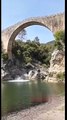 Il plonge du haut d'un pont à plus de 30m de haut... et paf le fémur