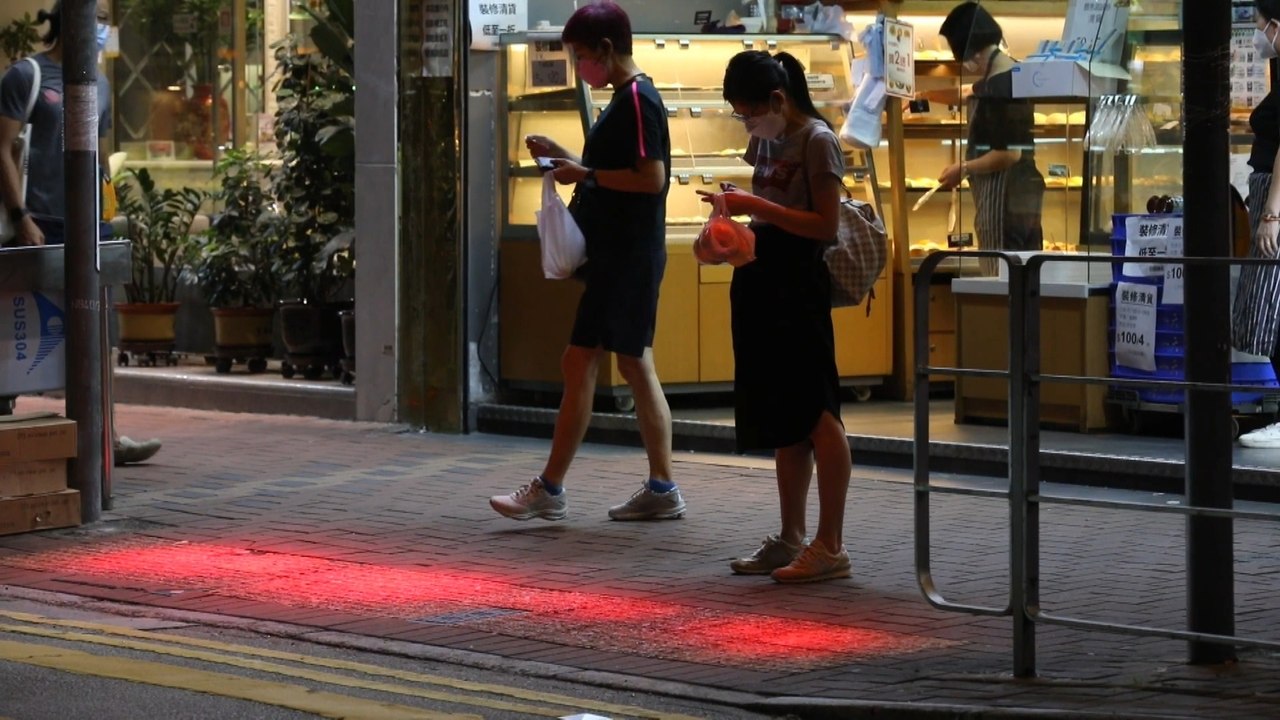 Hong Kong proyecta en la acera luces rojas para "adictos" al móvil