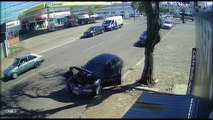Vídeo mostra Fiat Mobi capotando após ser atingido por micro-ônibus na Avenida Carlos Gomes