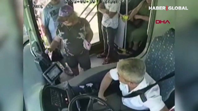 Aile, cep telefonuyla oyun oynayan çocuğu otobüste unuttu! O anlar kamerada