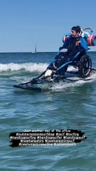 Chico en silla de ruedas disfruta del surf sobre una tabla especial