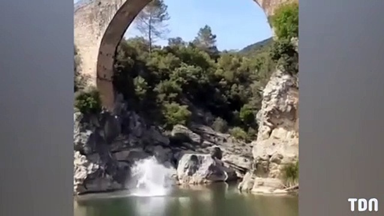 Un homme saute d'un pont et retombe très mal !