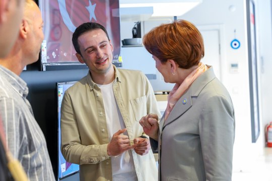 Akşener'in ziyaret ettiği esnaf 50 bin liralık faturaya isyan etti: Altından kalkamıyorum