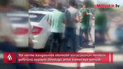 Araç şoförünün minibüs şoförünü sopayla dövdüğü anlar kamerada
