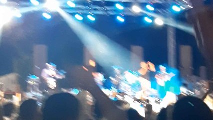 Taburete interpretando la canción de Sirenas