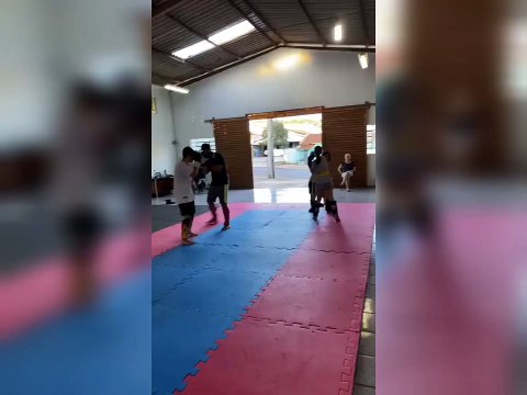 Projeto Lutar tem aulas gratuitas de Kickboxing para alunos da rede pública de Umuarama