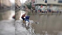 Bazı cadde ve sokaklarda su birikintileri oluştu