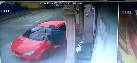 İŞ YERİNİN ÖNÜNÜ TEMİZLERKEN OTOMOBİL ÇARPTI