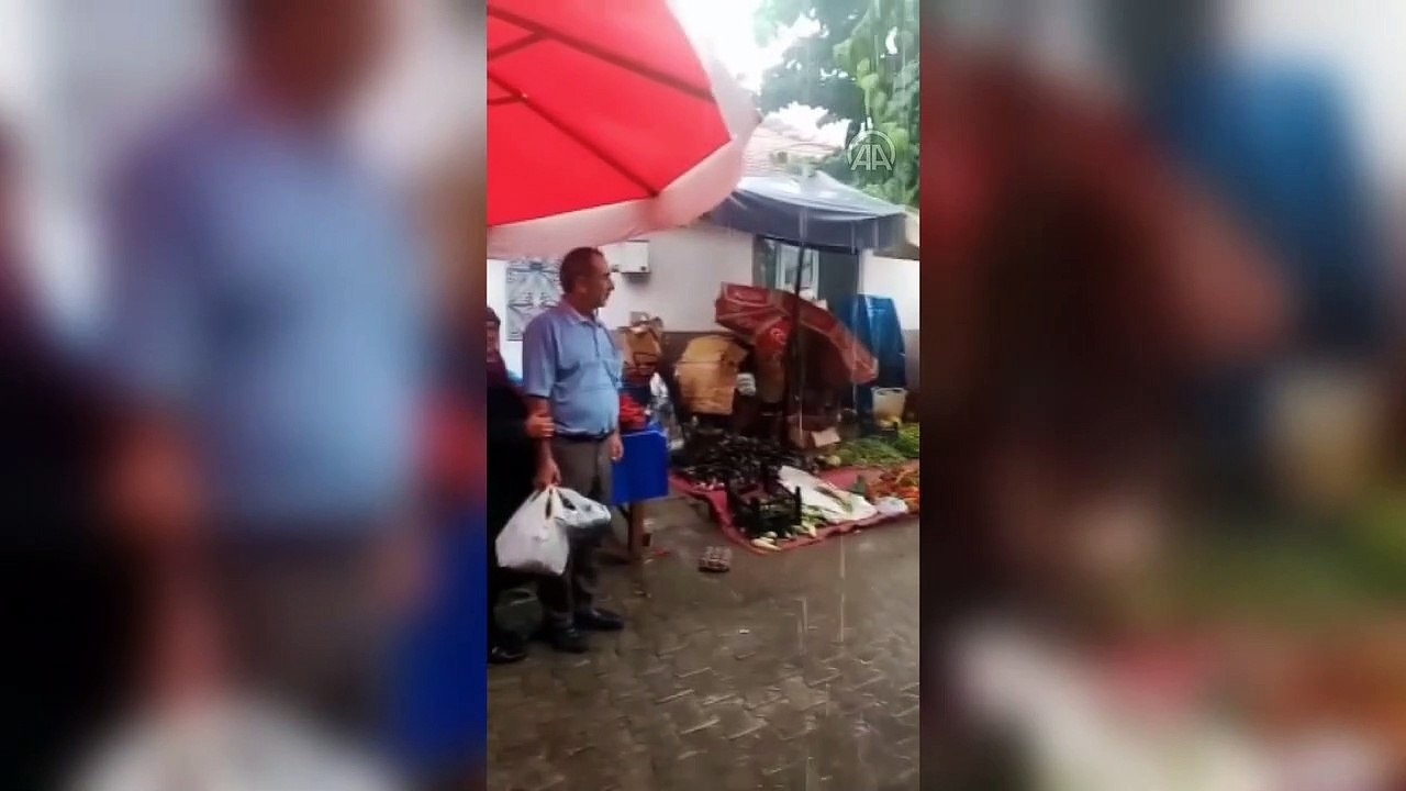 Manisa'da Aniden Bastıran Sağanak Yağışta Ev ve İş Yerlerini Su Bastı, Yollar Göle Döndü! (2)