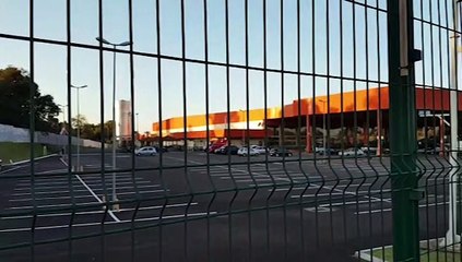 Jovem cai de escada no Atacadão e fica ferida