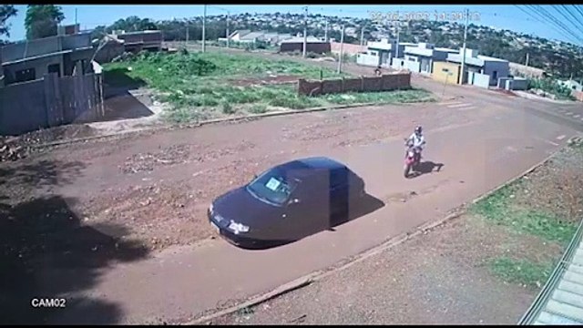 Câmeras registram movimentação de indivíduo em posse de motocicleta furtada