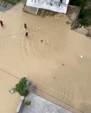 Ardahan haberi! Sağanak yağıştan göle dönen yolda çocuklar yüzdü