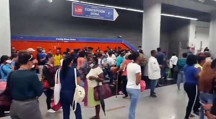 Usuarios del Metro salen despavoridos tras humareda en uno de los trenes