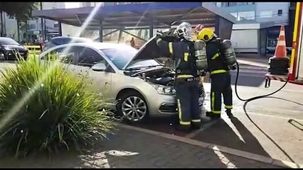 下载视频: Bombeiros agem rápido e evitam incêndio em veículo na Av. Brasil, no Centro