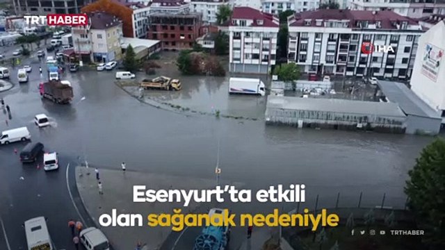 Esenyurt'u yine sağanak vurdu: Yollar göle döndü, evleri su bastı